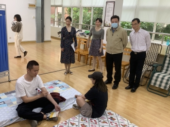 学校领导慰问献血师生 学校领导慰问献血师生