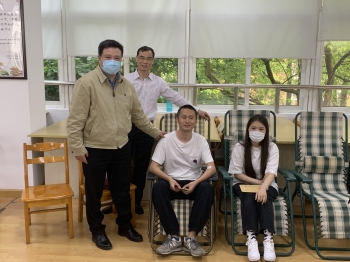 学校领导慰问献血师生 学校领导慰问献血师生
