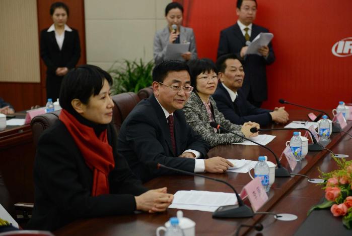 图左起为嘉定区副区长李原、我院董事长朱建新、区教育局党委书记王晓燕 图左起为嘉定区副区长李原、我院董事长朱建新、区教育局党委书记王晓燕